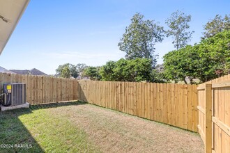 102 Foster Grove Drive in Youngsville, LA - Building Photo - Building Photo