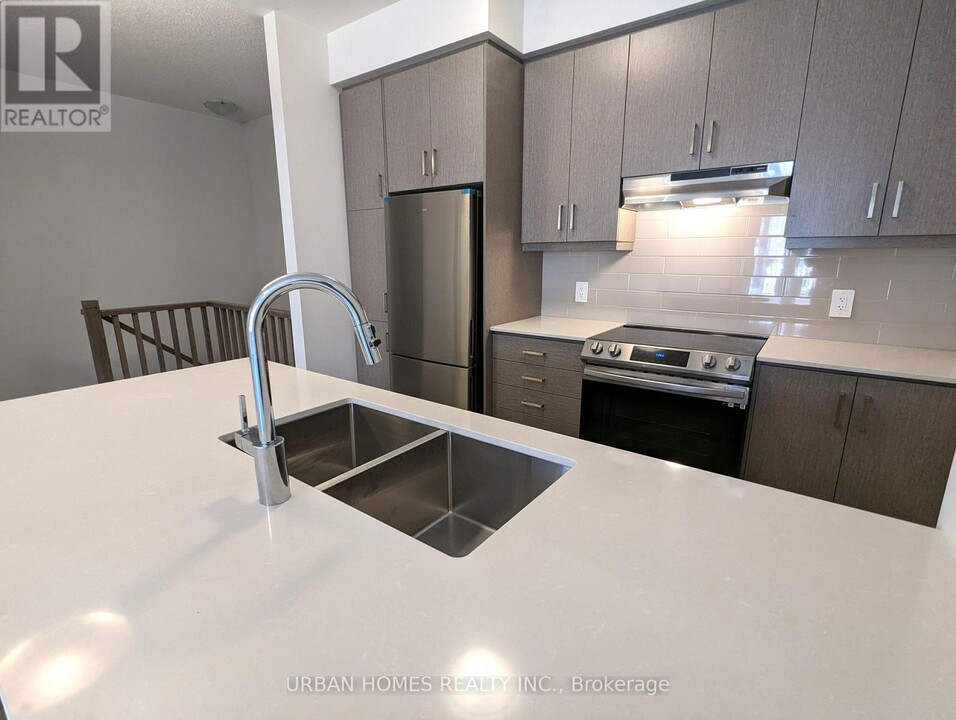 21-21 Honeycrisp Cres in Vaughan, ON - Building Photo