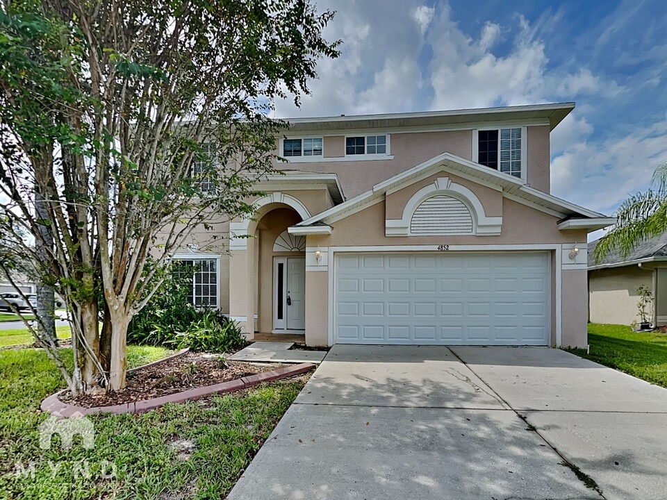 4852 Barchetta Dr in Land O Lakes, FL - Foto de edificio