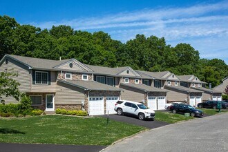 5000 Townehouse Dr in Coram, NY - Foto de edificio - Building Photo