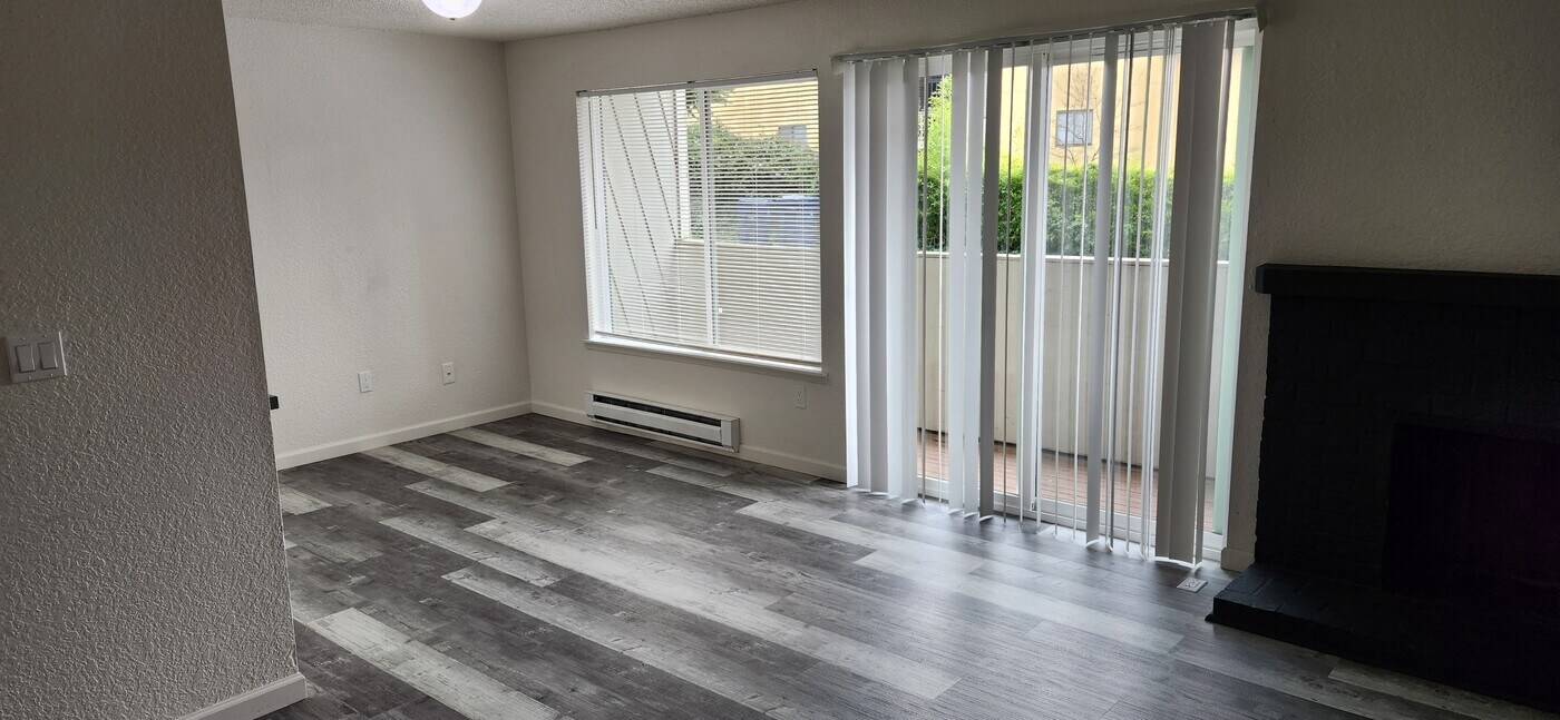 10008 NE 117th Ct in Kirkland, WA - Building Photo