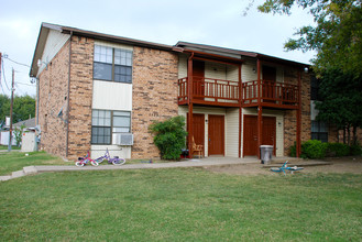 1429 Pryor Pl in Grand Prairie, TX - Building Photo - Building Photo