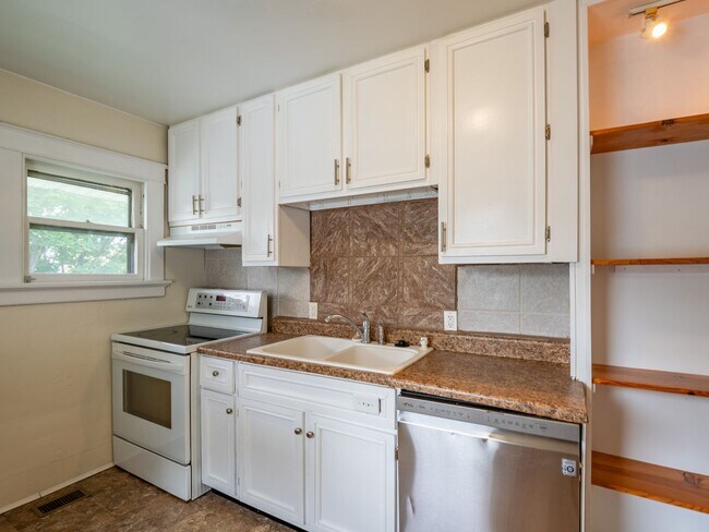 369 19th St SE-Unit -Upper in Cedar Rapids, IA - Building Photo - Building Photo