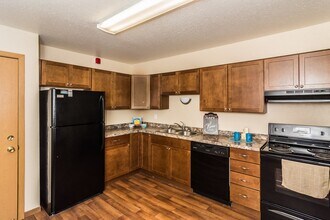 Stanford Court in Grand Forks, ND - Building Photo - Building Photo