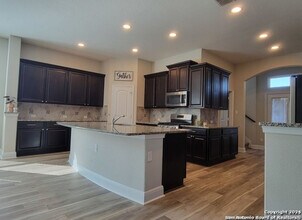 8225 Limerick Fls in San Antonio, TX - Foto de edificio - Building Photo