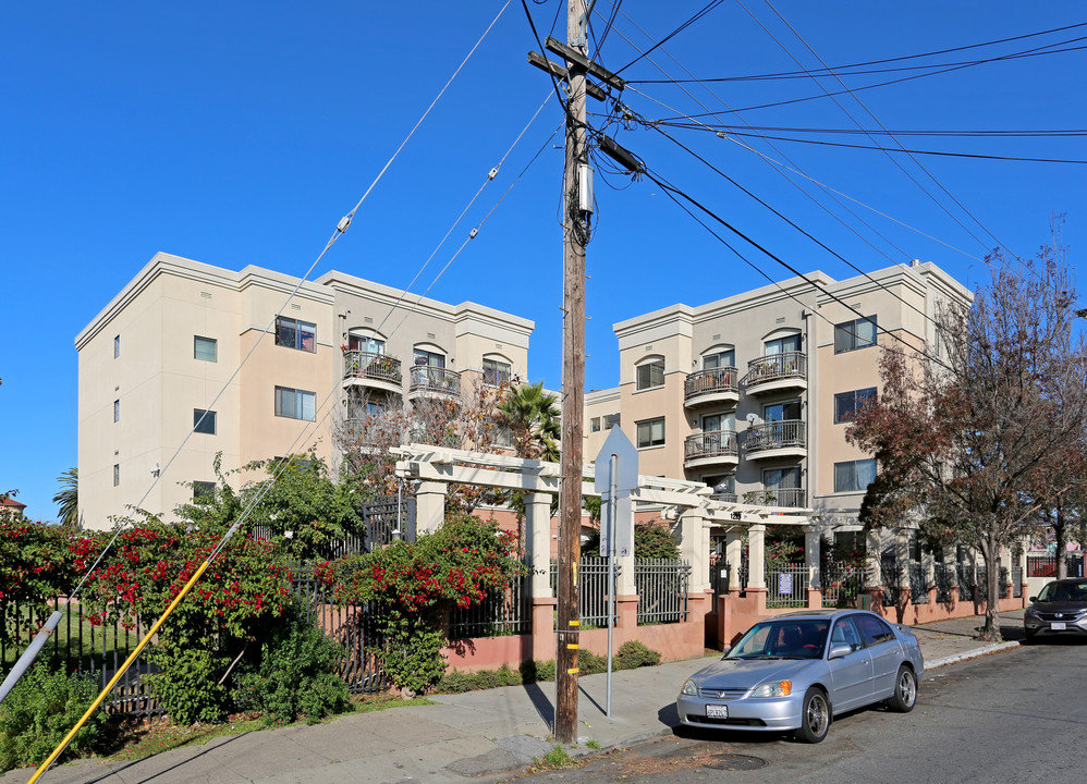 Las Bougainvilleas in Oakland, CA - Foto de edificio