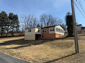 6994 Kieffer Rd in Singers Glen, VA - Building Photo