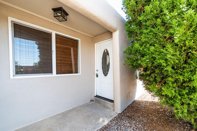 1014 Valerie Cir in Santa Fe, NM - Foto de edificio - Building Photo