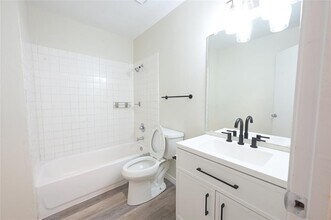 916 Crockett St in Lockhart, TX - Building Photo - Building Photo