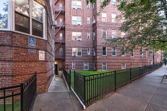 Washington Plaza in Jackson Heights, NY - Building Photo - Building Photo