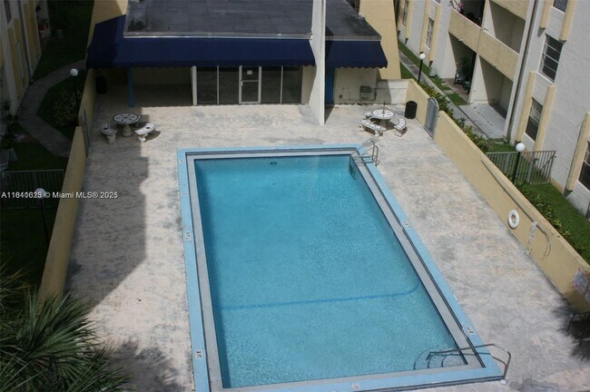 10000 NW 80th Ave in Hialeah, FL - Building Photo - Building Photo