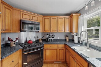 387 Maple Ave in Saratoga Springs, NY - Foto de edificio - Building Photo