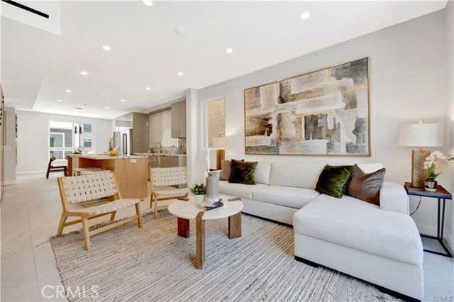 14570 1/2 Dickens St in Los Angeles, CA - Building Photo - Building Photo