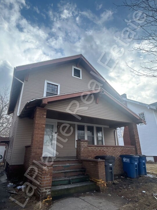 1477 W Sylvania Ave in Toledo, OH - Building Photo