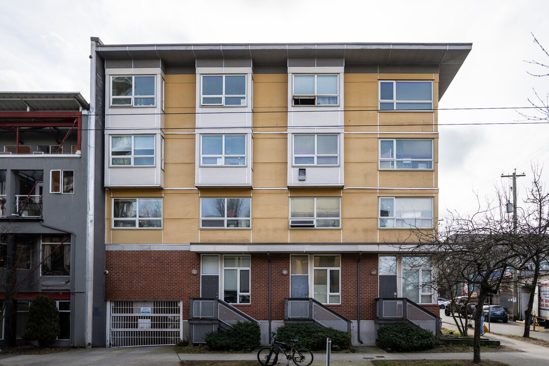 Claude Douglas Place in Vancouver, BC - Building Photo