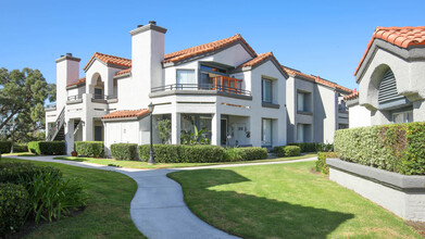 Vista Del Lago in Mission Viejo, CA - Foto de edificio - Building Photo