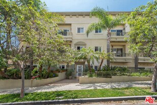 11540 Rochester Ave in Los Angeles, CA - Building Photo
