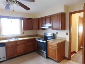 537 Hollister St in Stratford, CT - Building Photo - Building Photo