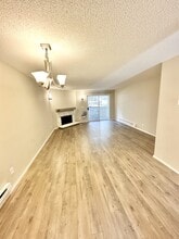 14537 NE 40th St, Unit H103 in Bellevue, WA - Building Photo - Building Photo