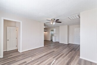 5825 Southurst St in Houston, TX - Foto de edificio - Building Photo