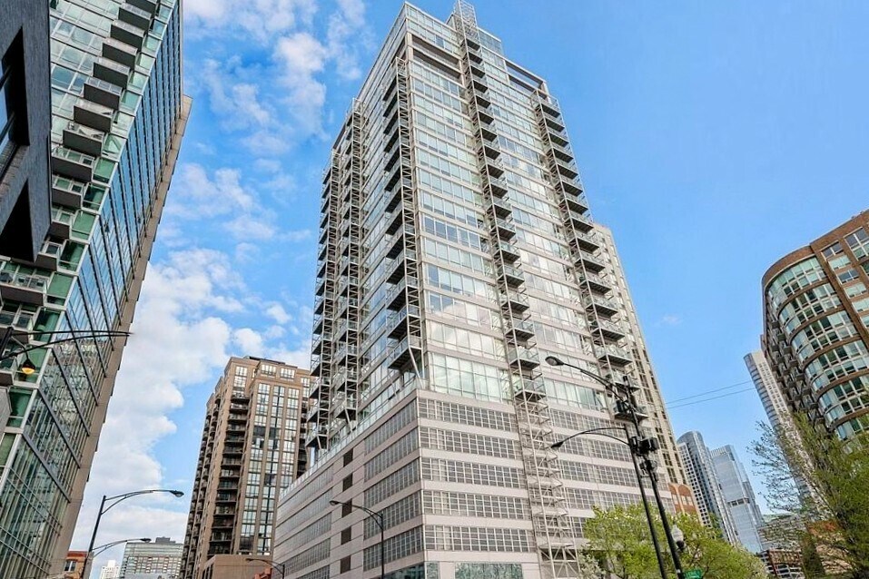 653 N Kingsbury St in Chicago, IL - Building Photo