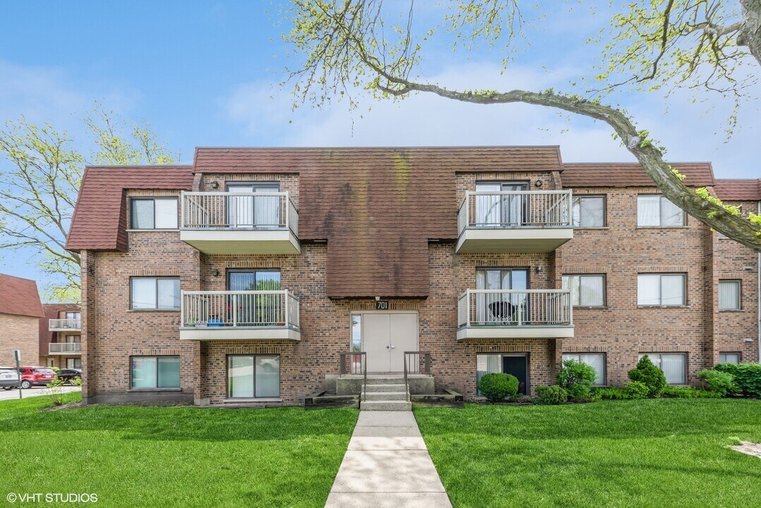 701 W Central Rd in Mount Prospect, IL - Building Photo