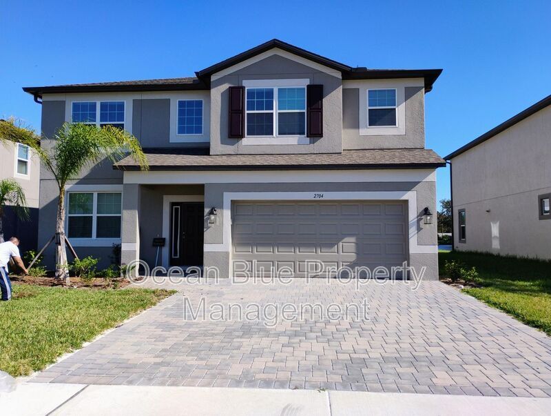 2704 Sunny Pebble Lp in Zephyrhills, FL - Foto de edificio