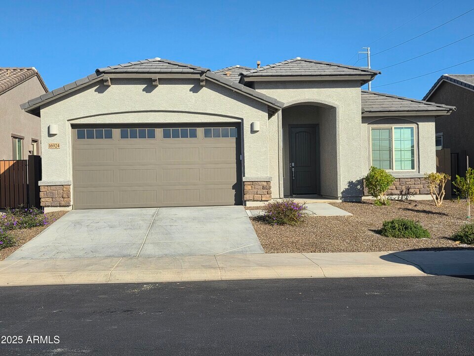 16924 W Echo Ln in Waddell, AZ - Building Photo