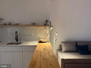 114 S 58th St in Philadelphia, PA - Foto de edificio - Building Photo