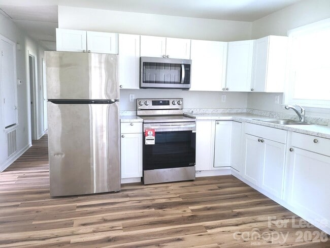 711 E John St in Matthews, NC - Building Photo - Building Photo