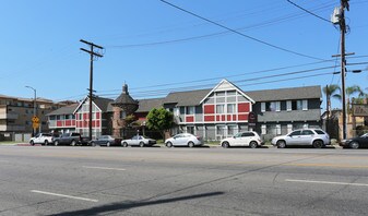 Casa Royale Apartments in Van Nuys, CA - Building Photo