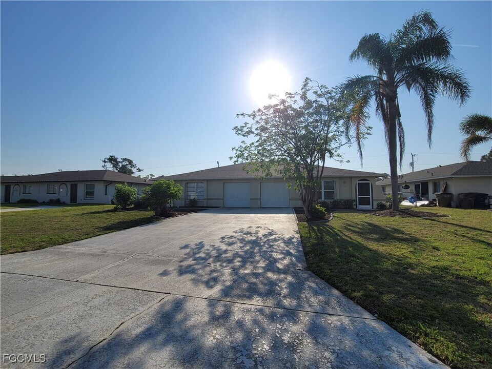 933 SE 23rd Pl in Cape Coral, FL - Building Photo