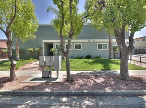 Joseph Manor in Campbell, CA - Foto de edificio - Building Photo