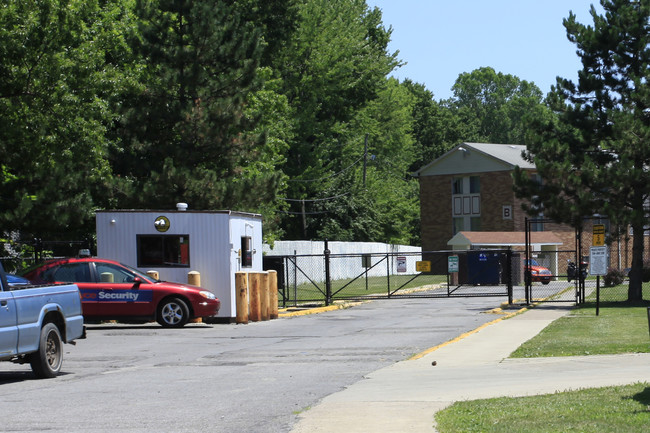 Midview Crossing in Elyria, OH - Foto de edificio - Building Photo