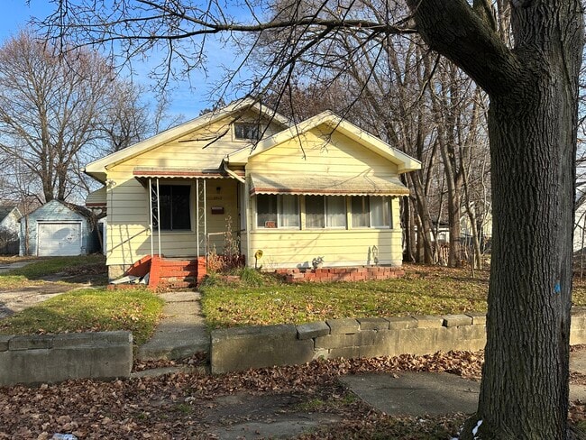 property at 2512 Tyrone St