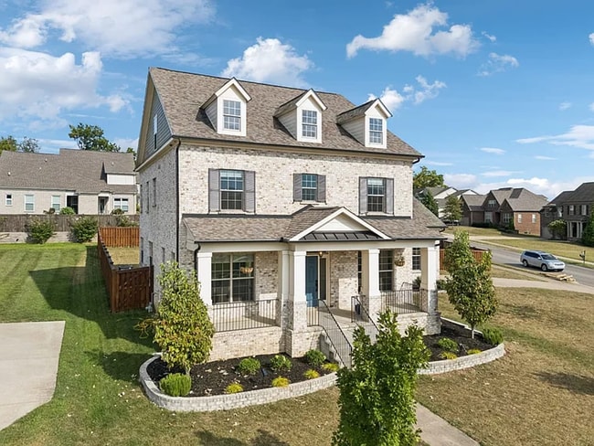 1075 Brixworth Dr in Thompson's Station, TN - Foto de edificio - Building Photo