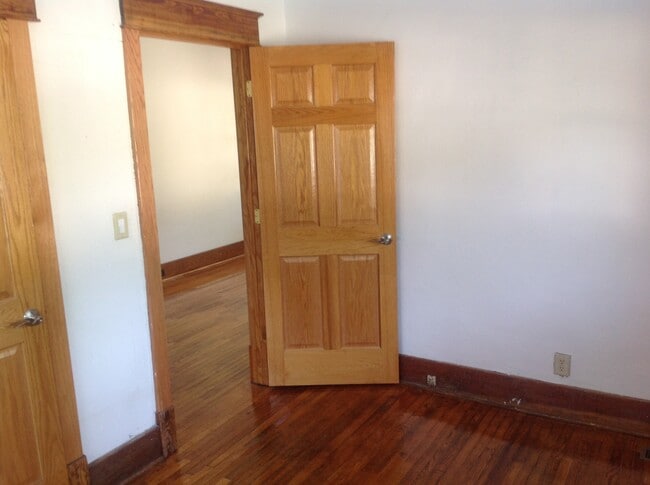 2417 Woodland Ave, Unit apt 1 in Des Moines, IA - Foto de edificio - Building Photo