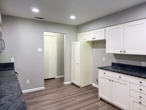 55031 S Britain Rd in Irving, TX - Foto de edificio - Building Photo