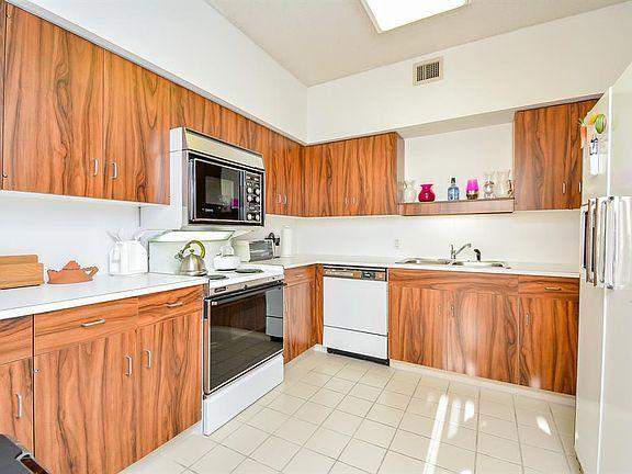 14 Greenway Plz Photo