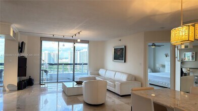 3530 Mystic Pointe Dr in Aventura, FL - Building Photo - Building Photo
