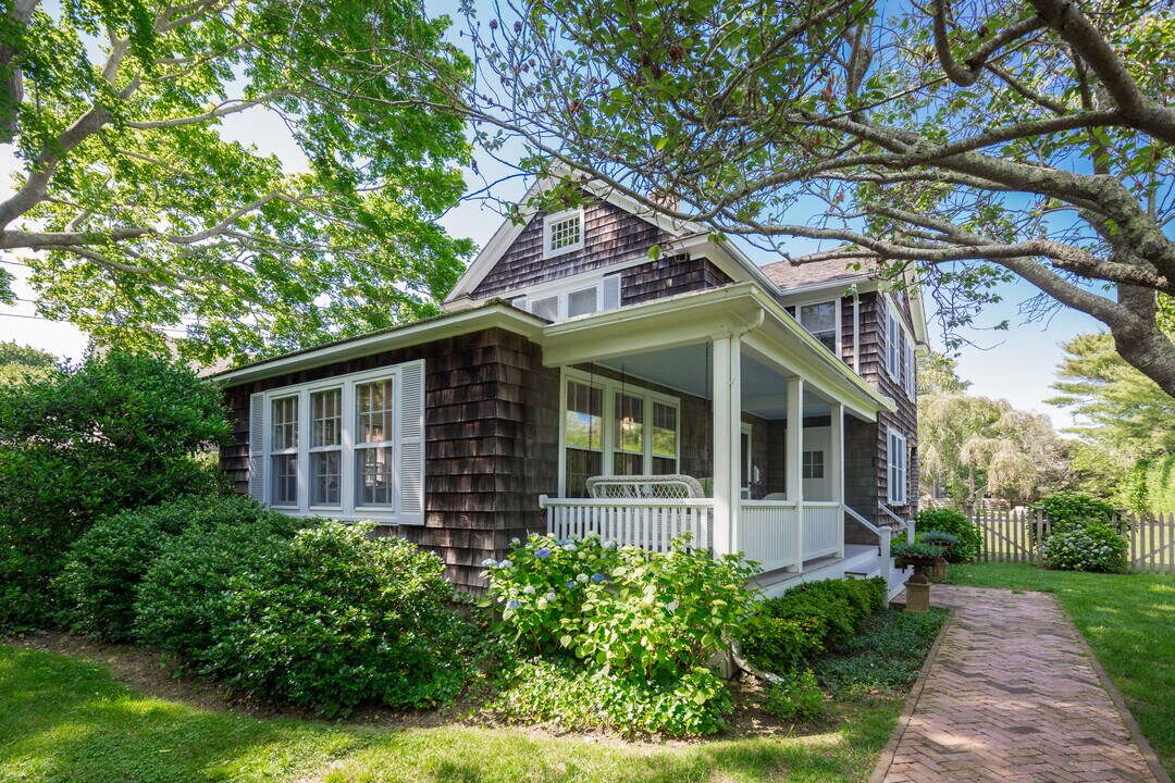 82 Buell Ln in East Hampton, NY - Building Photo