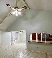 2124 Robin Ave in McAllen, TX - Foto de edificio - Building Photo