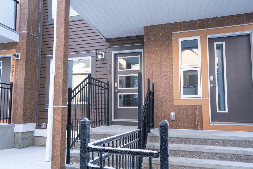 230 Livingston Common NE in Calgary, AB - Building Photo
