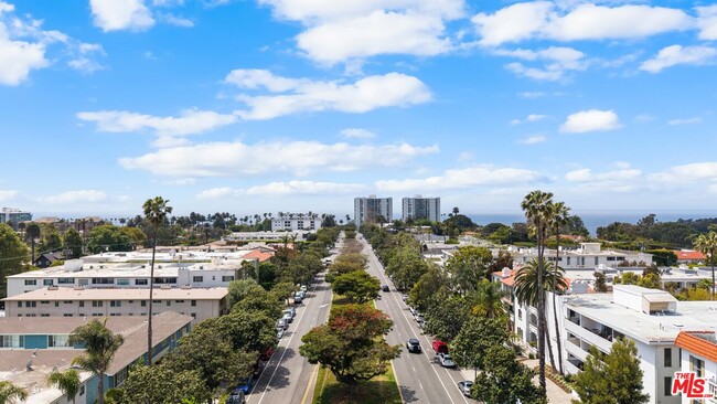 605 San Vicente Blvd in Santa Monica, CA - Building Photo - Building Photo