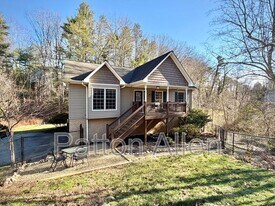 689 New Haw Creek Rd in Asheville, NC - Building Photo