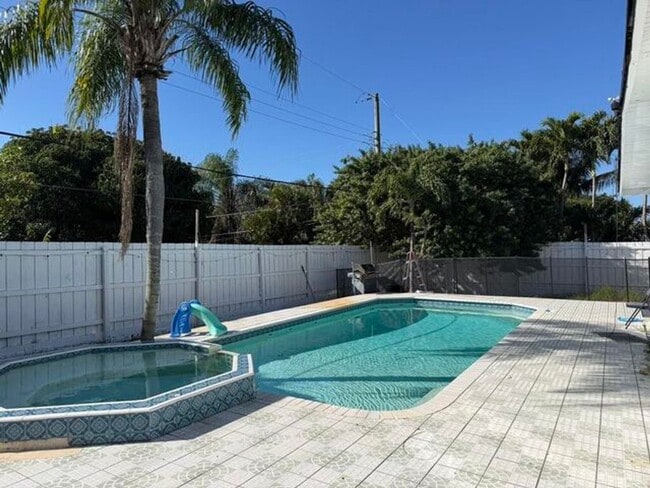 property at 1014 W Drew St