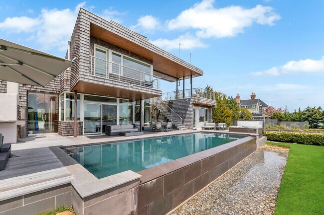 54 Bay View Dr E in Sag Harbor, NY - Building Photo - Building Photo