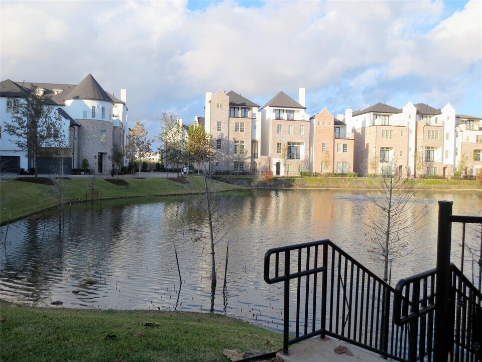 2033 Fannin Station N in Houston, TX - Building Photo
