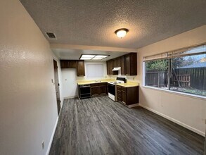 5813 Hazel Ave in Orangevale, CA - Foto de edificio - Building Photo