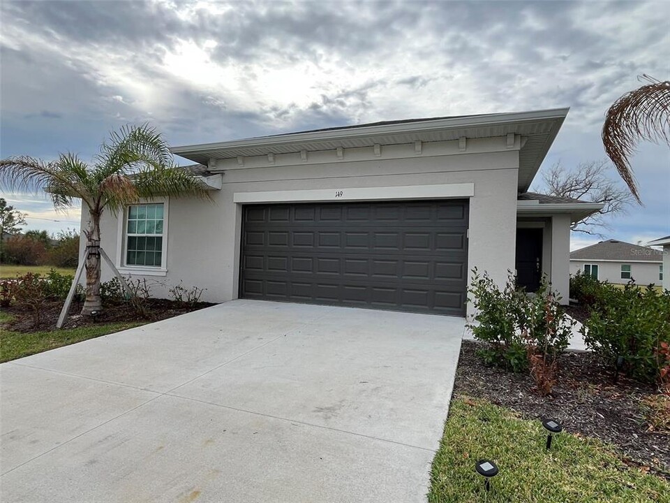 149 Hercules Dr in Rotonda West, FL - Building Photo